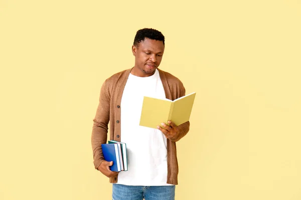 Hombre Afroamericano Con Libros Sobre Fondo Color — Foto de Stock