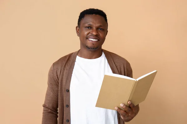 African American Man Reading Book Color Background — Stock Photo, Image