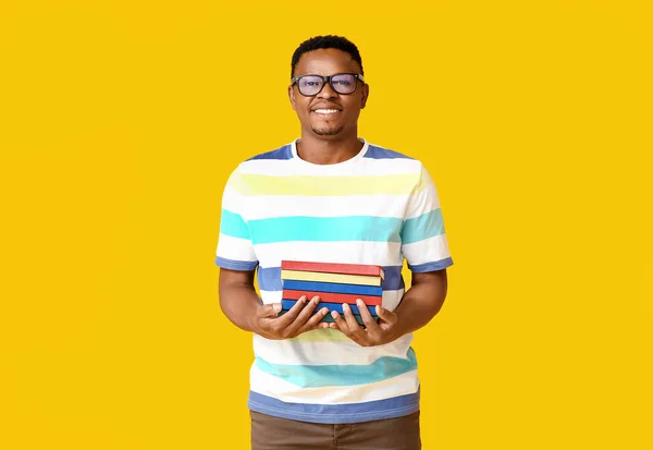 Homem Afro Americano Com Livros Sobre Fundo Cor — Fotografia de Stock