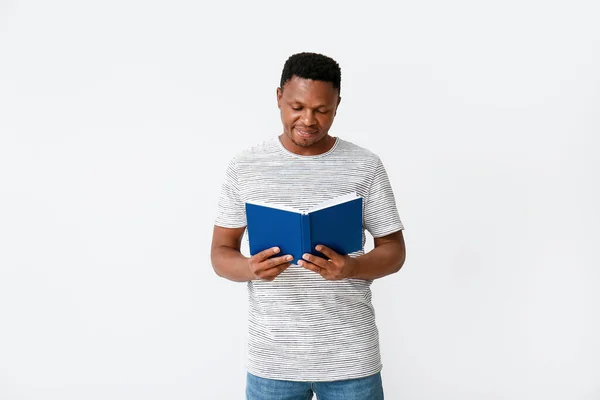 Hombre Afroamericano Leyendo Libro Sobre Fondo Claro — Foto de Stock