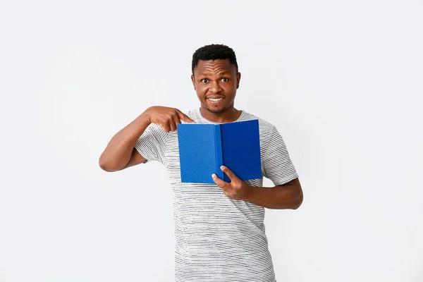 Afrikai Amerikai Férfi Olvasás Könyv Fény Háttér — Stock Fotó