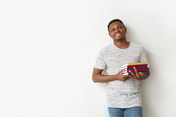 Homem Afro Americano Com Livros Sobre Fundo Claro — Fotografia de Stock