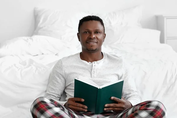 Hombre Afroamericano Leyendo Libro Casa — Foto de Stock