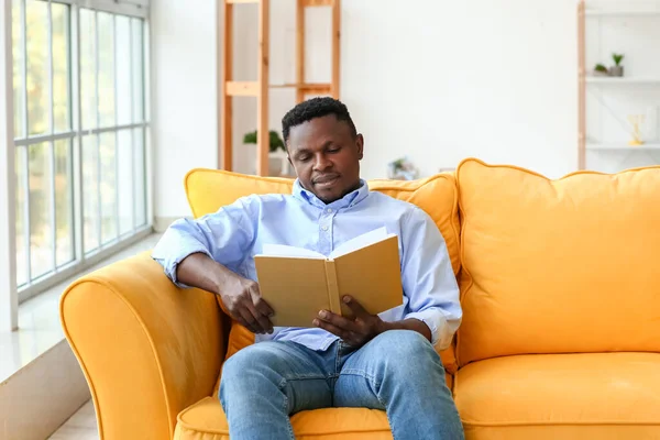 Uomo Afro Americano Leggere Libro Casa — Foto Stock