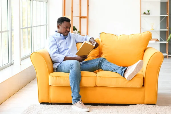 Hombre Afroamericano Leyendo Libro Casa — Foto de Stock