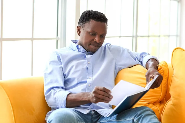 African American Man Reading Book Home — Stock Photo, Image