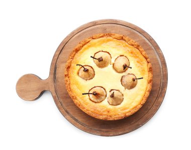 Beyaz arka planda lezzetli armut keki