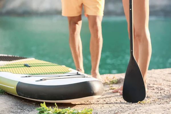 Jovem Casal Com Prancha Remo Para Sup Surf Perto Rio — Fotografia de Stock