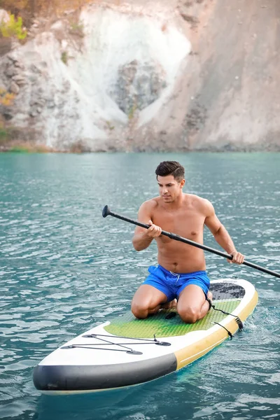 Jongeman Met Paddle Board Voor Sup Surfen Rivier — Stockfoto