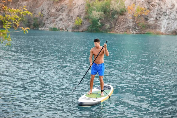 Junger Mann Surft Mit Paddelbrett Fluss — Stockfoto