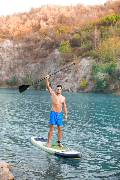 Jeune Homme Utilisant Planche Pagaie Pour Faire Surf Rivière — Photo