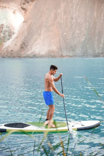 Młody Człowiek Pomocą Paddle Board Supsurfingu Rzece — Zdjęcie stockowe