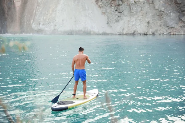 Jongeman Met Paddle Board Voor Sup Surfen Rivier — Stockfoto