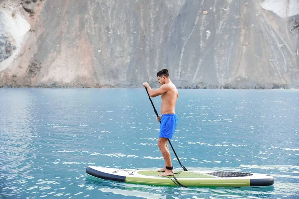 Jongeman Met Paddle Board Voor Sup Surfen Rivier — Stockfoto