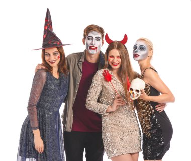 Cadılar Bayramı kostümlü arkadaşlar beyaz arkaplanda