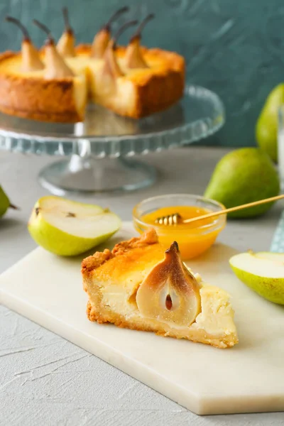 Board Tasty Pear Cake Table — Stock Photo, Image