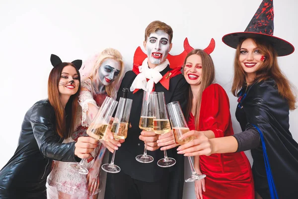 Amici Costumi Halloween Sfondo Bianco — Foto Stock