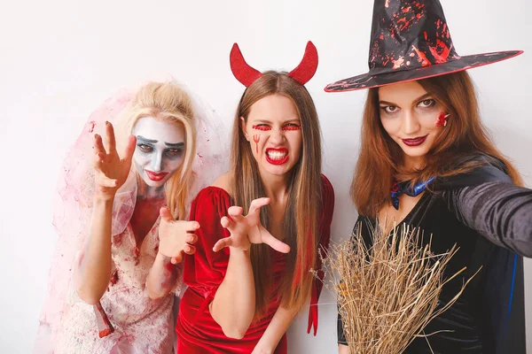 Amigos Disfraces Halloween Tomando Selfie Sobre Fondo Blanco — Foto de Stock