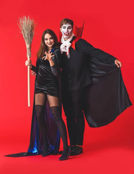 Přátelé Halloweenské Kostýmy Barevném Pozadí — Stock fotografie