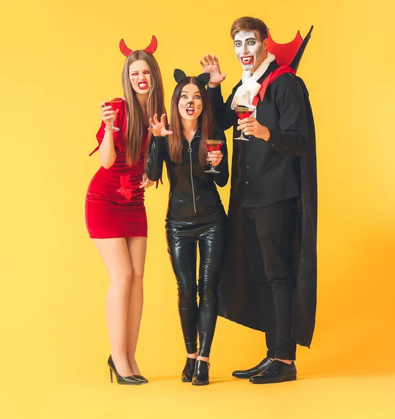 Amigos Trajes Halloween Fundo Cor — Fotografia de Stock