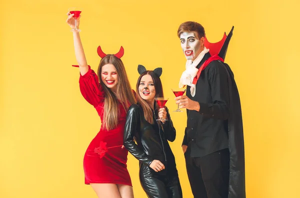 Vrienden Halloween Kostuums Kleur Achtergrond — Stockfoto