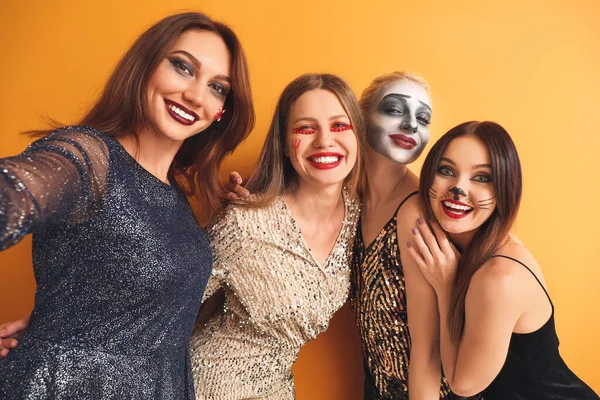 Cadılar Bayramı Kostümlü Arkadaşlar Arka Planda Selfie Çekiyorlar — Stok fotoğraf