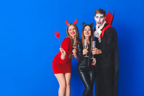 Amigos Disfraces Halloween Sobre Fondo Color —  Fotos de Stock