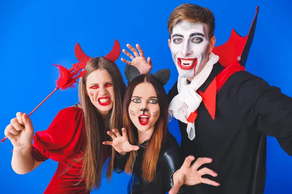 Amigos Disfraces Halloween Tomando Selfie Sobre Fondo Color —  Fotos de Stock