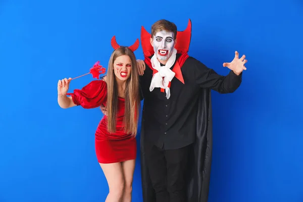 Amigos Trajes Halloween Fundo Cor — Fotografia de Stock