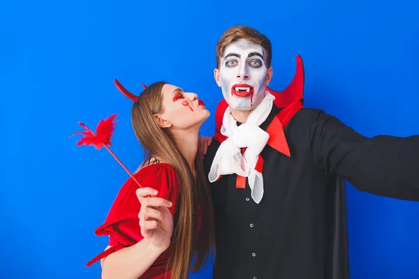 Vänner Halloween Kostymer Tar Selfie Färg Bakgrund — Stockfoto