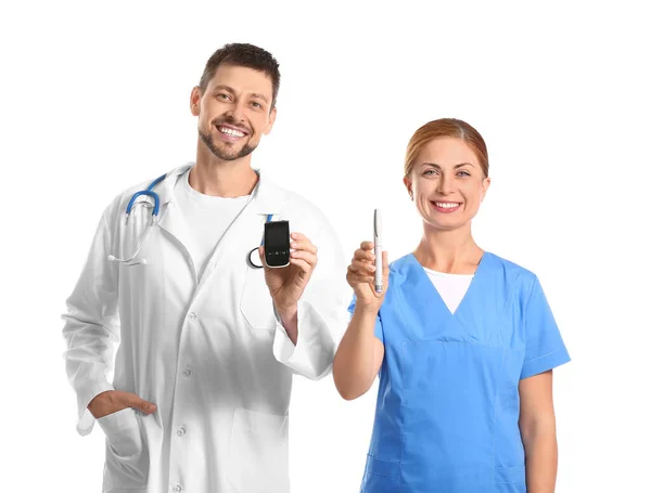 Ärzte Mit Digitalem Glukometer Und Lanzettenstift Auf Weißem Hintergrund Diabetes — Stockfoto