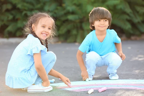 Kleine Kinder Malen Mit Kreide Auf Asphalt — Stockfoto