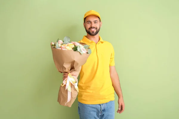 Entrega Hombre Con Ramo Flores Sobre Fondo Color — Foto de Stock