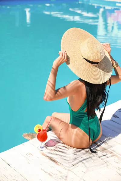 Beautiful Young Woman Cocktail Swimming Pool Tropical Resort — Stock Photo, Image