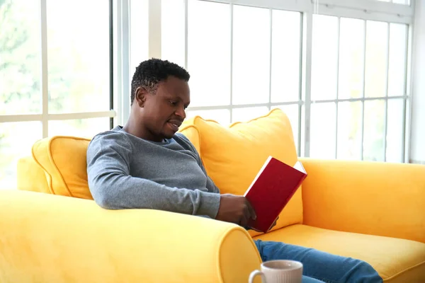 African American Man Reading Book Home — Stock Photo, Image