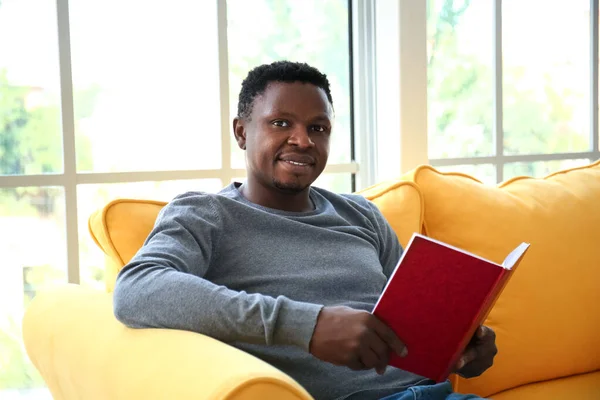 Afrikai Amerikai Férfi Könyvet Olvas Otthon — Stock Fotó