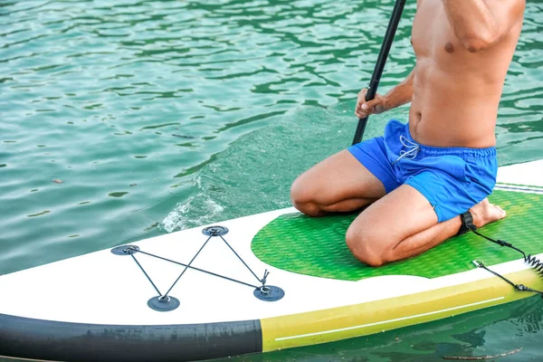 Junger Mann Surft Mit Paddelbrett Fluss — Stockfoto