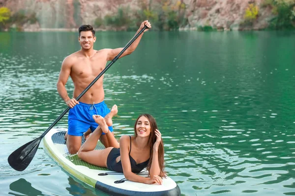 Young Couple Using Paddle Board Sup Surfing River — Stock Photo, Image