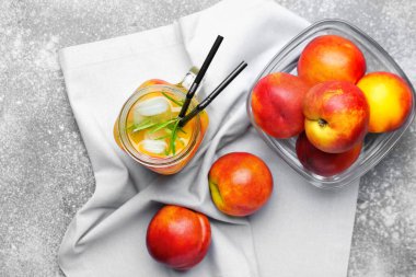 Masada taze şeftalili limonata ile kompozisyon