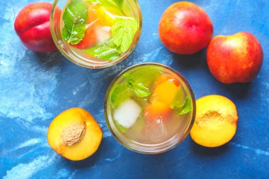 Masada bir bardak taze şeftalili limonata.