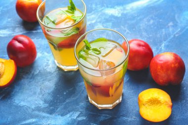 Masada bir bardak taze şeftalili limonata.