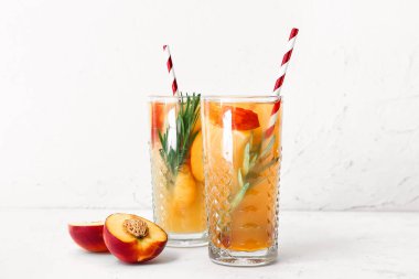 Masada bir bardak taze şeftalili limonata.