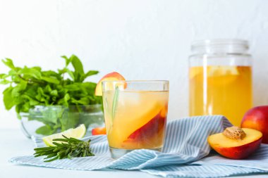 Masada taze şeftalili limonata ile kompozisyon