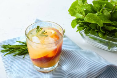 Masada bir bardak taze şeftalili limonata
