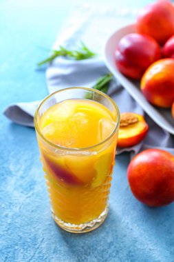 Masada bir bardak taze şeftalili limonata