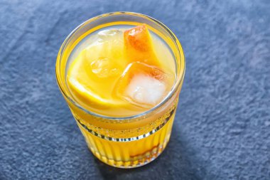 Masada bir bardak taze şeftalili limonata
