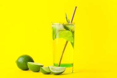 Renkli mojito kokteyli.
