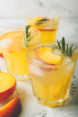 Masada taze şeftalili mojito kokteyli.