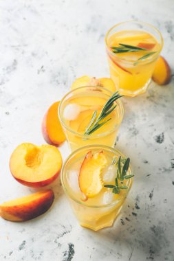 Masada taze şeftalili mojito kokteyli.