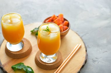 Masada bir bardak taze şeftali suyu.